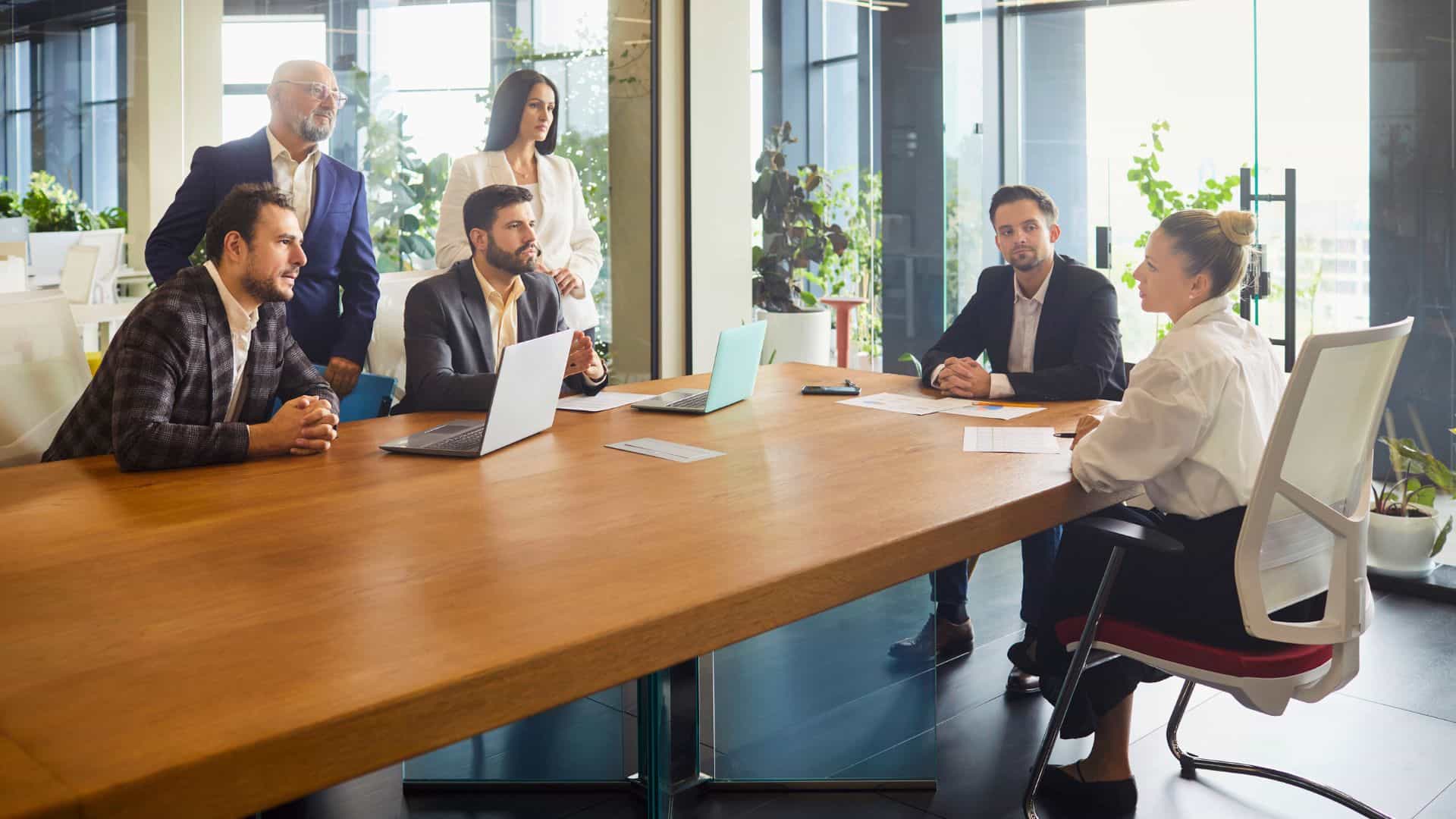 Professionele werkplek scan uitgevoerd door een ergonomisch adviseur in een modern kantoor
