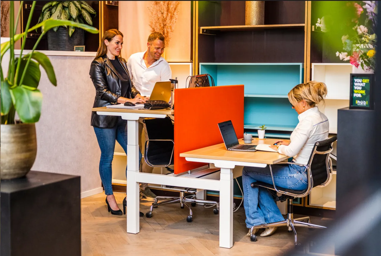 Overzicht van een complete ergonomische kantoorinrichting met headset en akoestische panelen Overzicht Van Een Complete Ergonomische Kantoorinrichting Met Headset En Akoestische Panelen