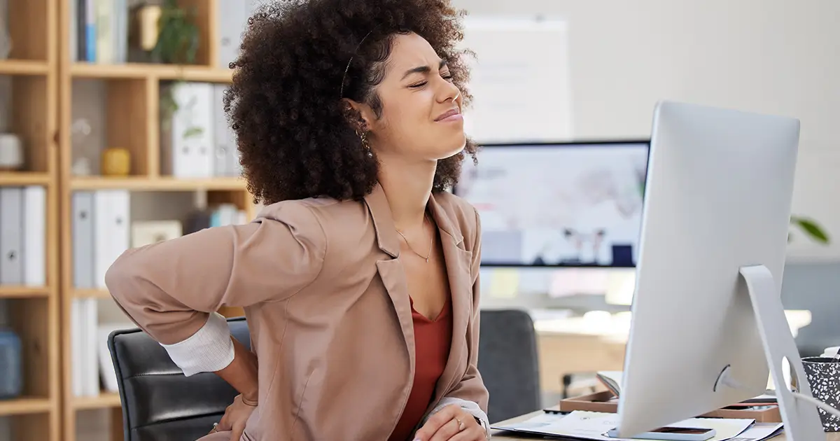 Ergonomische werkplek met zit-sta bureau en moderne apparatuur in een kantooromgeving
