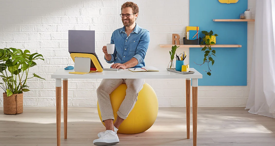 Moderne ergonomische werkplek met zit-sta bureau en verstelbare monitor