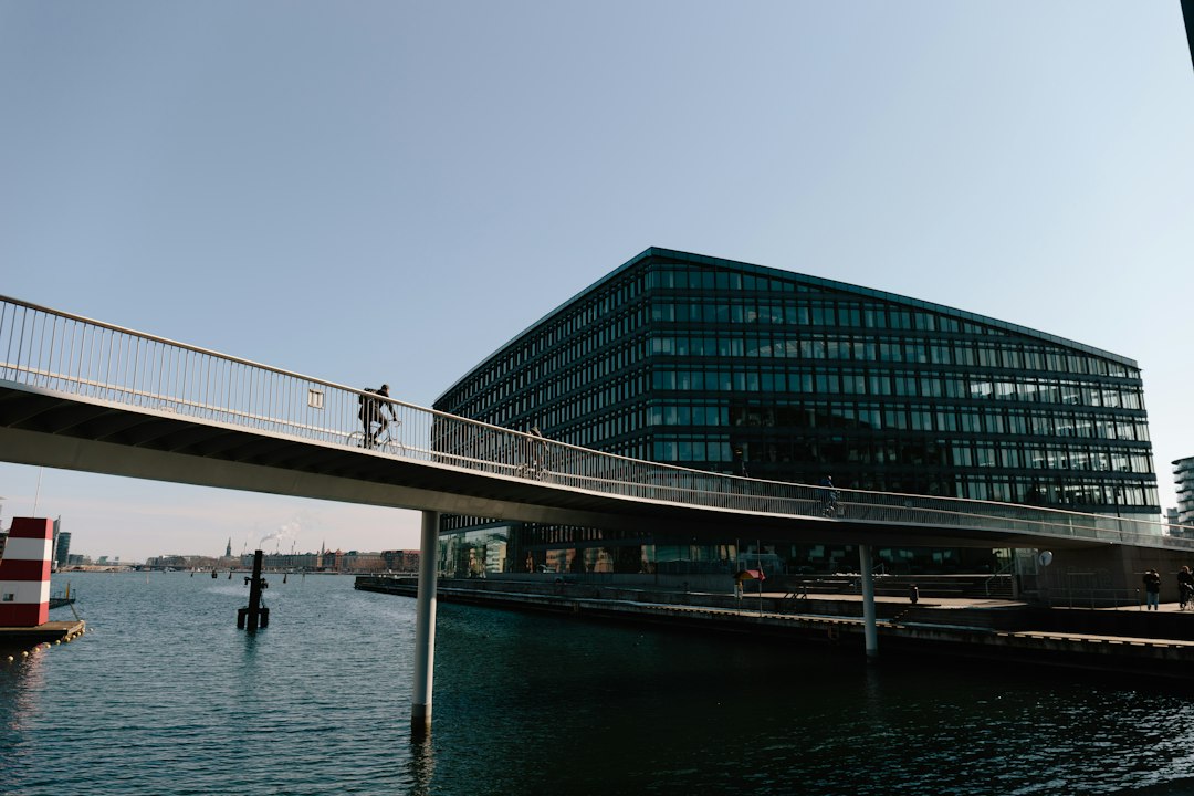 Ergonomische werkplek met verstelbaar bureau en monitor in een kantoor in Waalwijk