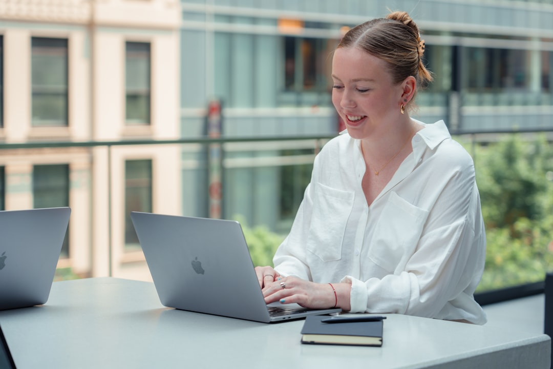 Ergonomische werkplek met verstelbaar bureau en monitor voor werkplekonderzoek