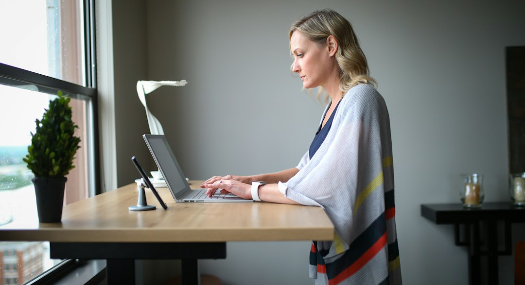 Ergonomische werkplek met verstelbaar bureau en beeldscherm in kantoor