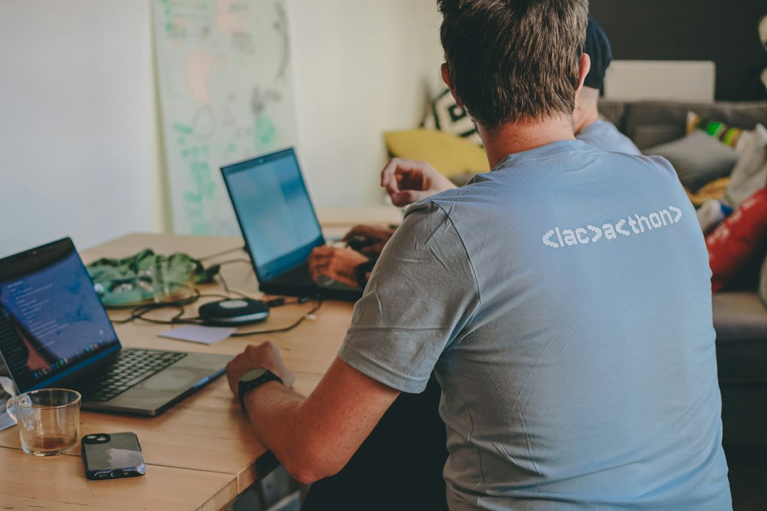 Adviseur meet werkplekhoogte bij medewerker achter bureau