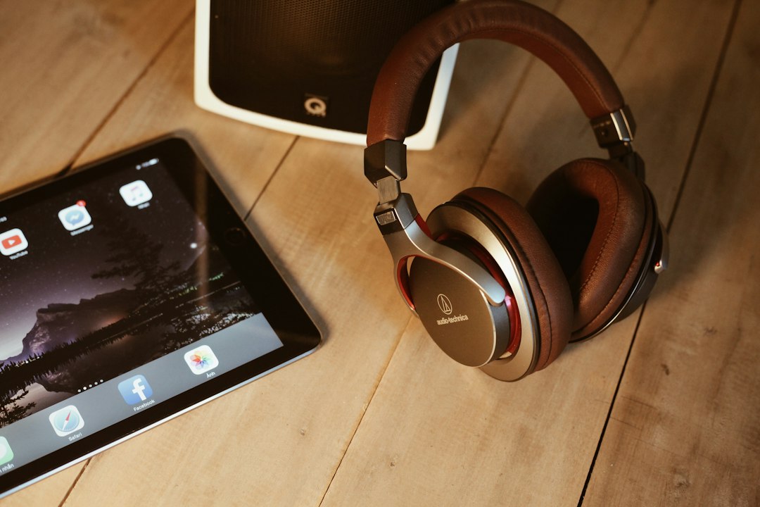 Zorgmedewerker met headset in ziekenhuisgang