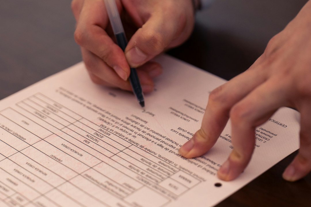 Checklist werkplekonderzoek op bureau met pen