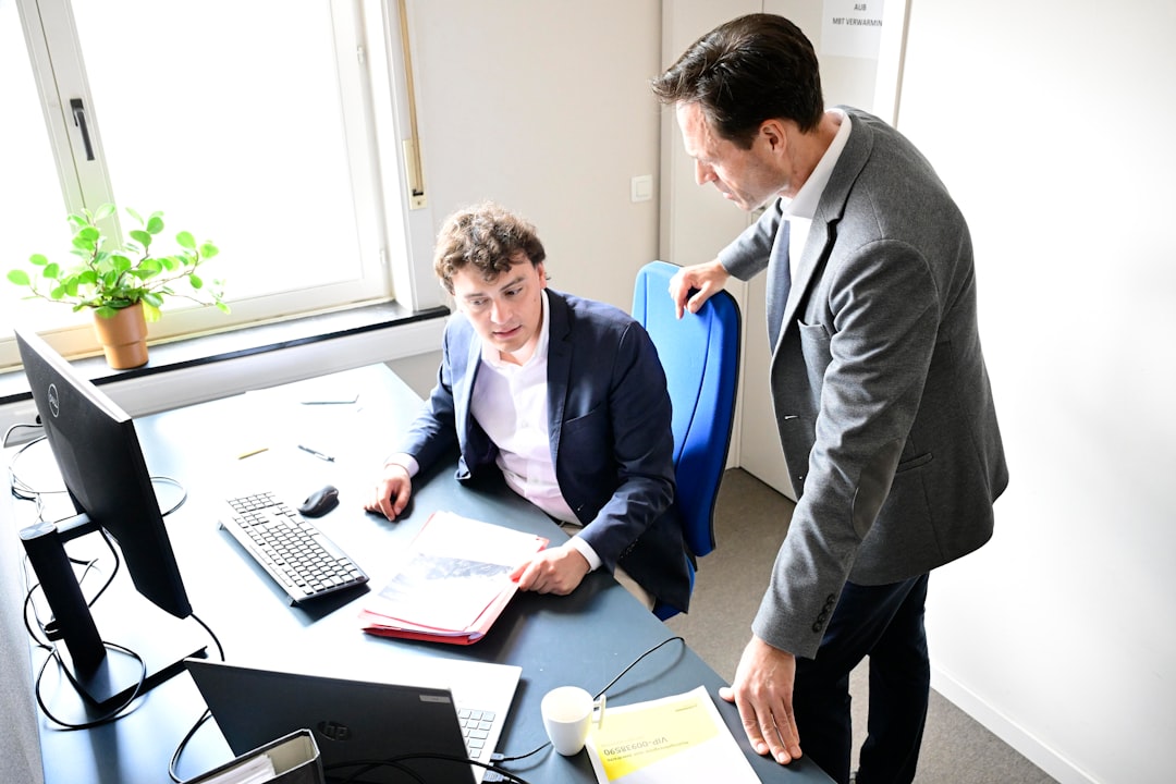 Ergonomisch werkplekonderzoek door adviseur bij een bedrijf in Etten-Leur