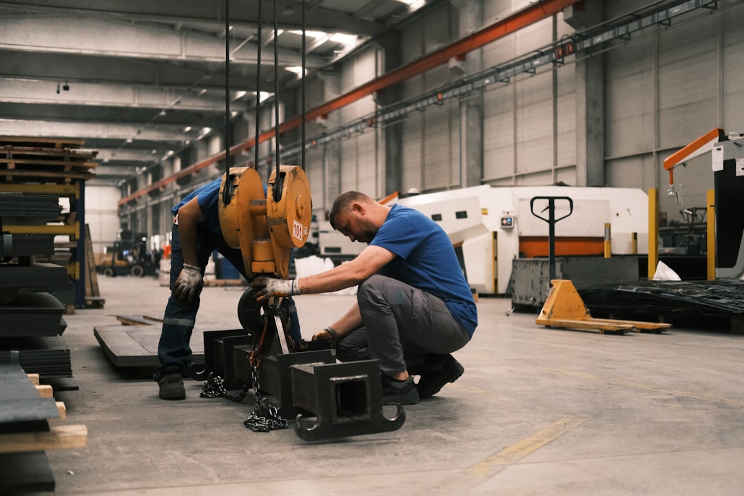 Ergonomisch werkplekonderzoek door adviseur bij een bedrijf in Etten-Leur