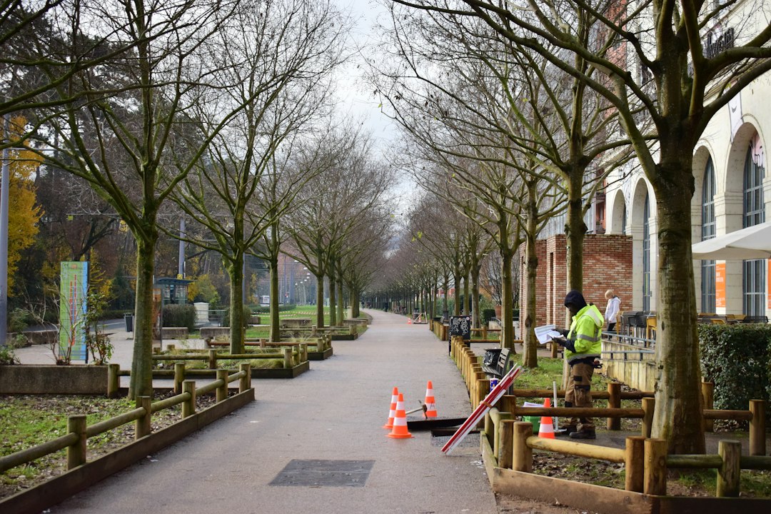 Ergonoom voert werkplekonderzoek uit bij medewerker achter beeldscherm