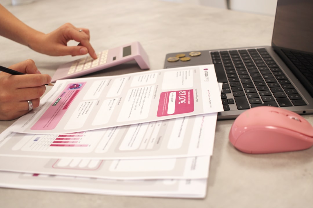 Een professionele werkplek scan in uitvoering: een adviseur meet de zithouding en beeldschermpositie van een medewerker.
