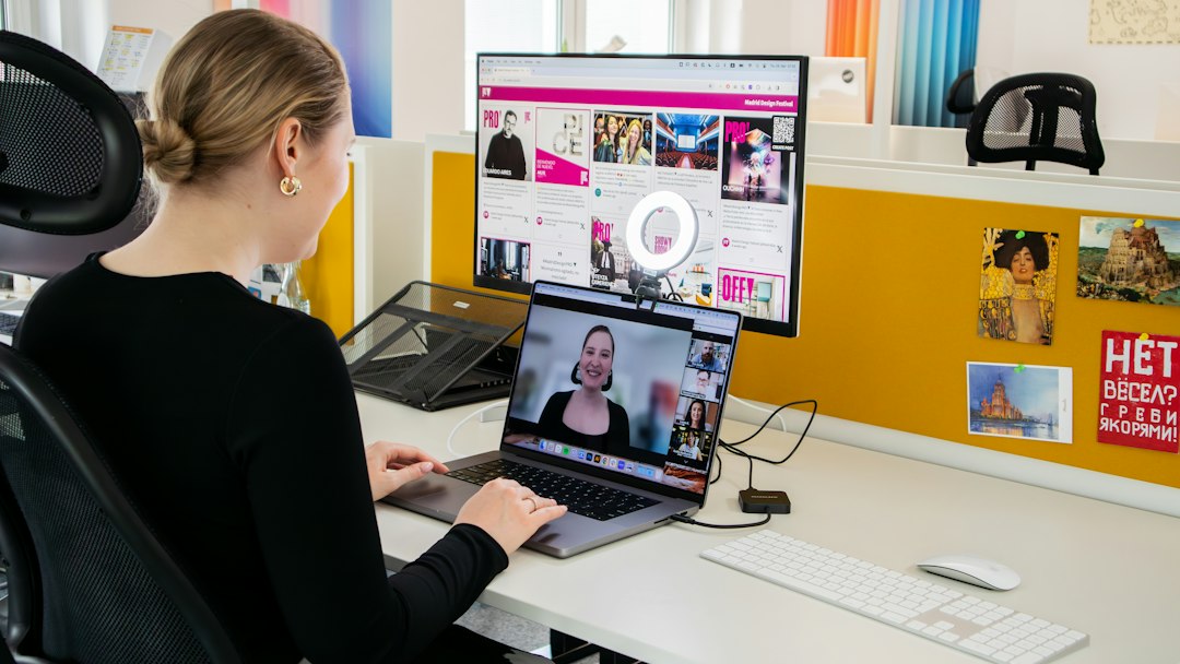 Ergonoom meet schermhoogte bij beeldschermwerkplek in kantoor