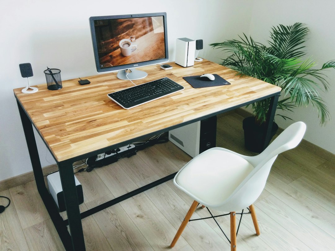 Ergonomische bureaustoel en verstelbaar bureau in leeg kantoor
