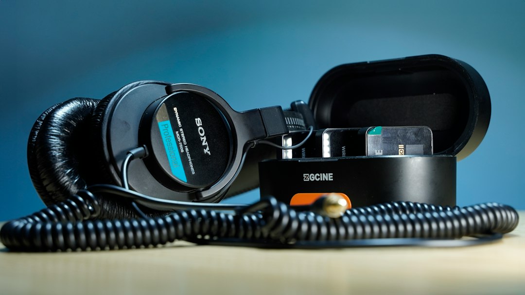 Zorgmedewerker met headset in ziekenhuisgang