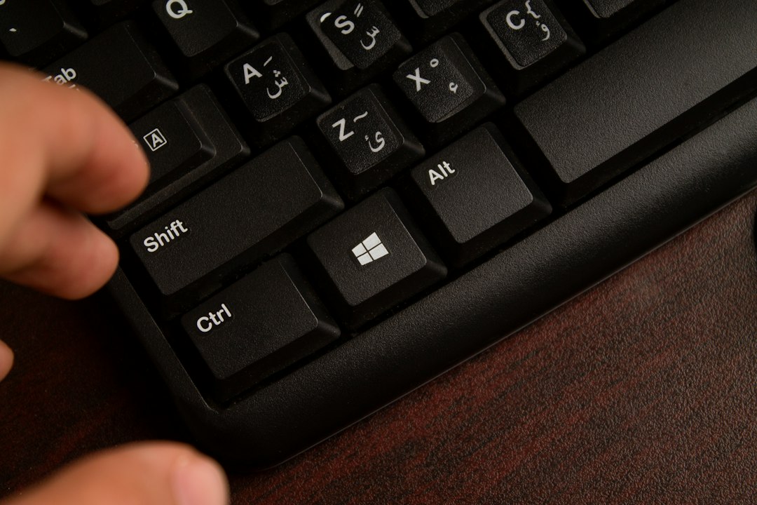 Ergonoom bekijkt monitorhoogte en toetsenbordpositie op een werkplek