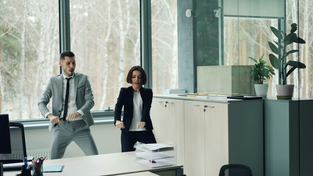 Handen stellen een zit-sta-bureau af in een modern kantoor