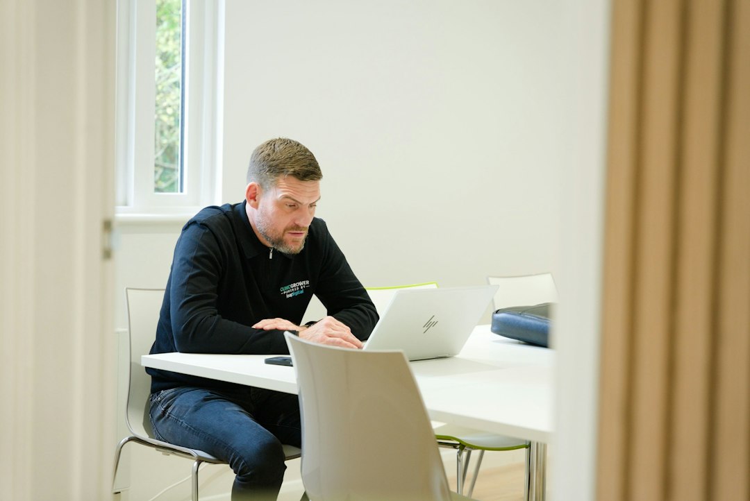 Adviseur overlegt met medewerker bij een ingerichte werkplek